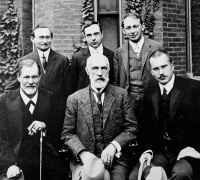 Freud in America group photo (1909) in front of Clark University. Front row: Sigmund Freud, Granville Stanley Hall, C. G. Jung; back row: Abraham A. Brill, Ernest Jones, Sándor Ferenczi.